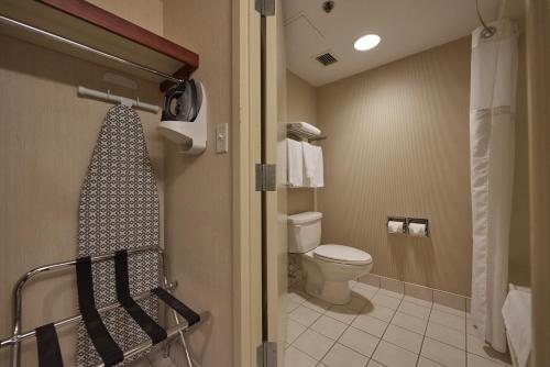 Capital Hotel — Bathroom
