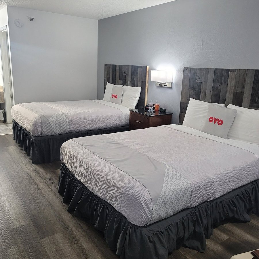 Capital O Classic Motor Inn Branson — Guest room