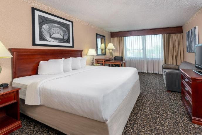Capitol Plaza Hotel — Guest room