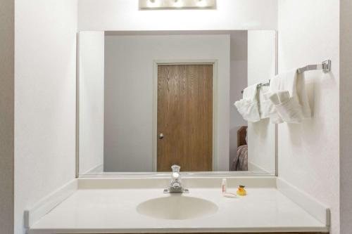 Capitol Reef Inn Cafe — Bathroom