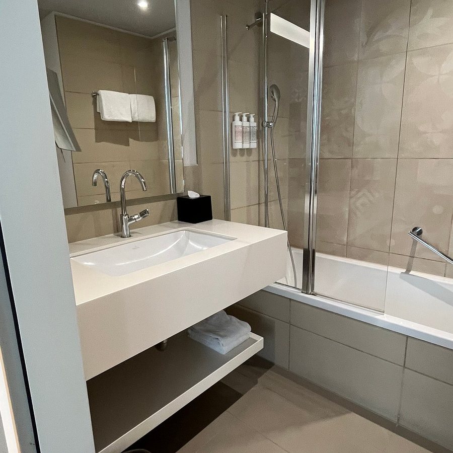 Capri by Fraser Berlin — Bathroom