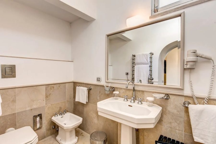 CAPRI INN SUITES AMERICAN OWNED AND OPERATED — Bathroom
