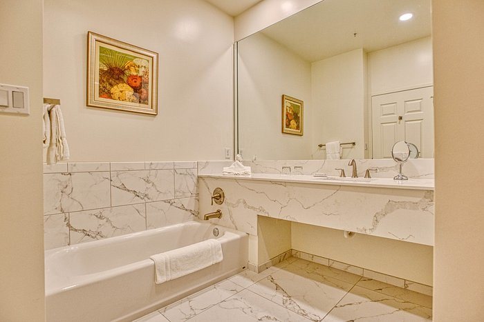 Capri Motel — Bathroom