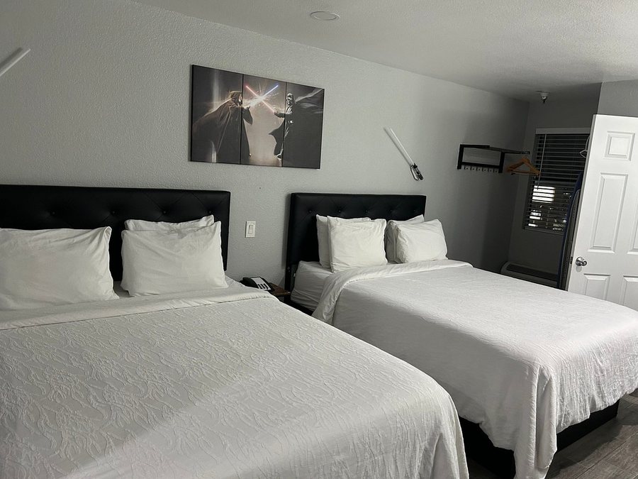 Capri Suites Anaheim — Guest room