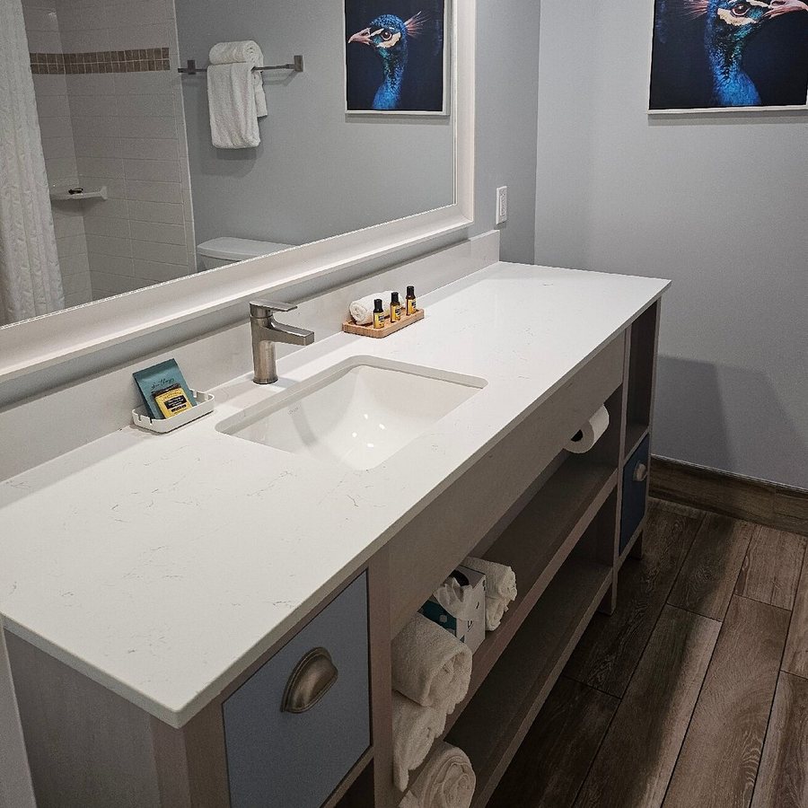 Capt Hirams Resort — Bathroom