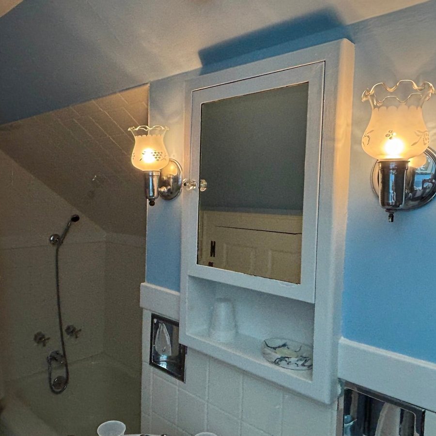 Captain s House Inn — Bathroom