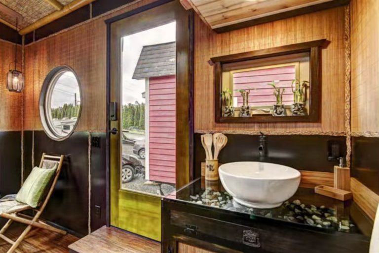 Caravan The Tiny House Hotel — Bathroom