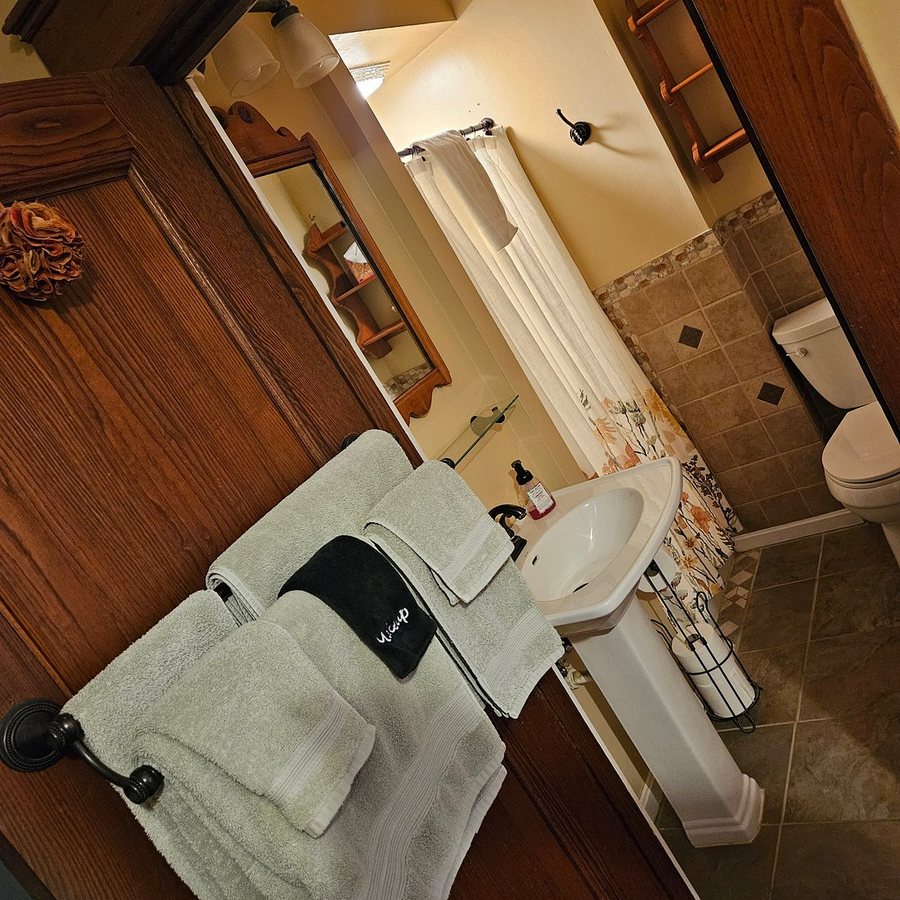 Cardinal s Roost Bed and Breakfast — Bathroom