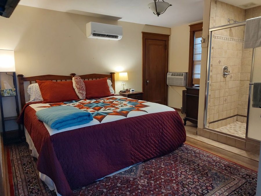 Cardinal s Roost Bed and Breakfast — Guest room