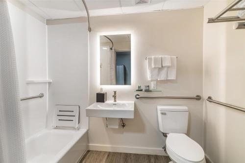 Caribou Hotel — Bathroom