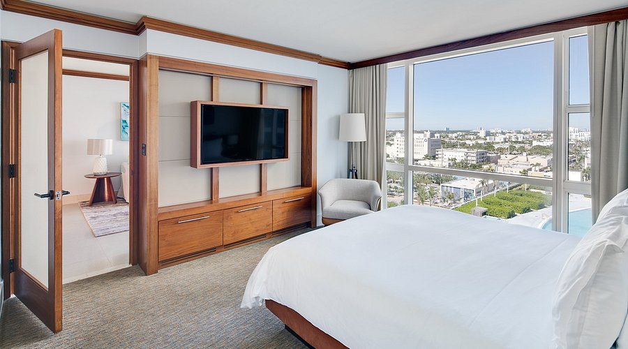 Carillon Miami Wellness Resort Miami Beach Florida — Guest room