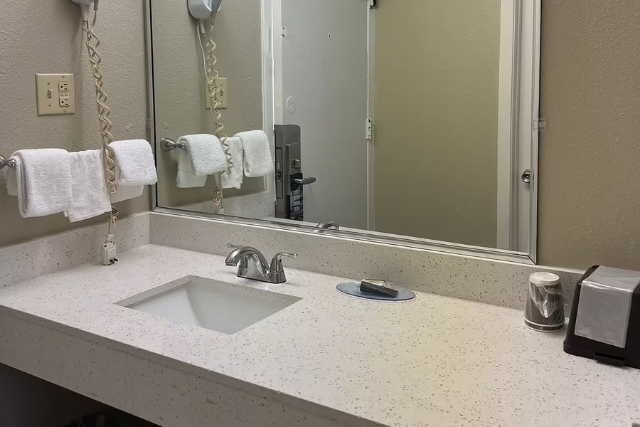 Carlisle House — Bathroom