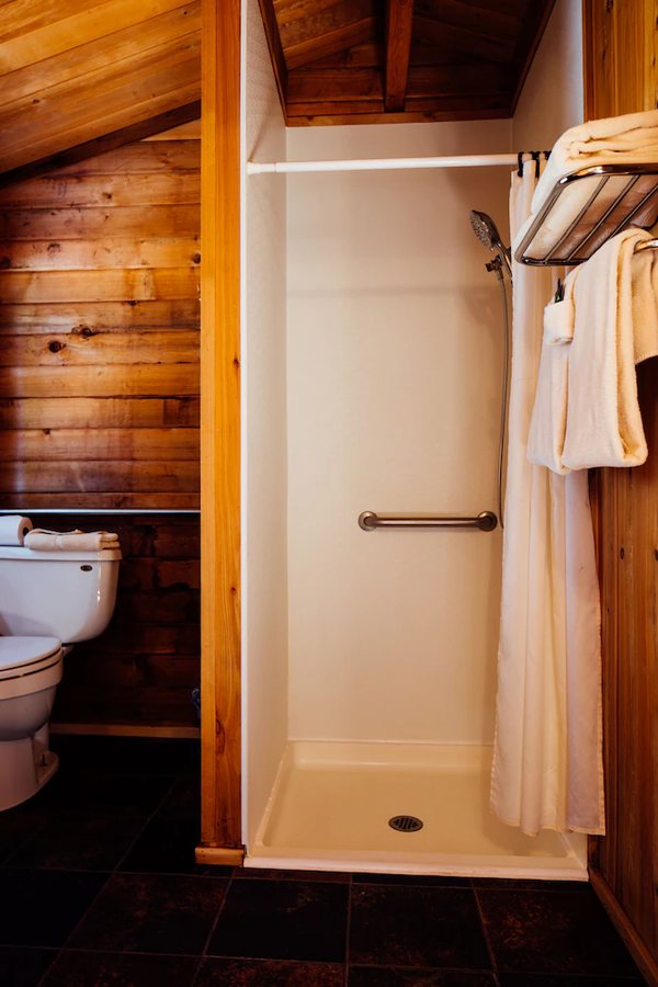 Carlo Creek Cabins — Bathroom