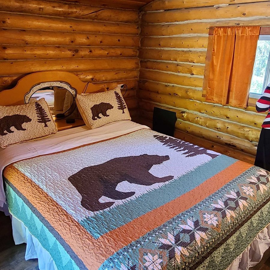 Carlo Creek Cabins — Guest room