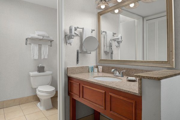 Carlsbad by the Sea Hotel Carlsbad Series By Marriott — Bathroom