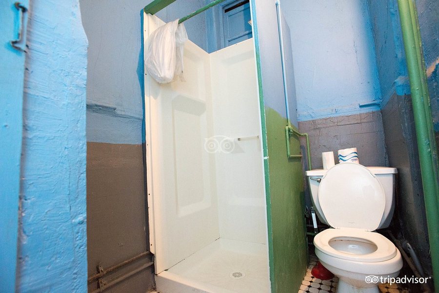 Carlton Arms Hotel — Bathroom
