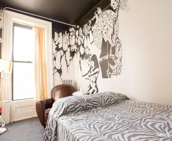 Carlton Arms Hotel — Guest room