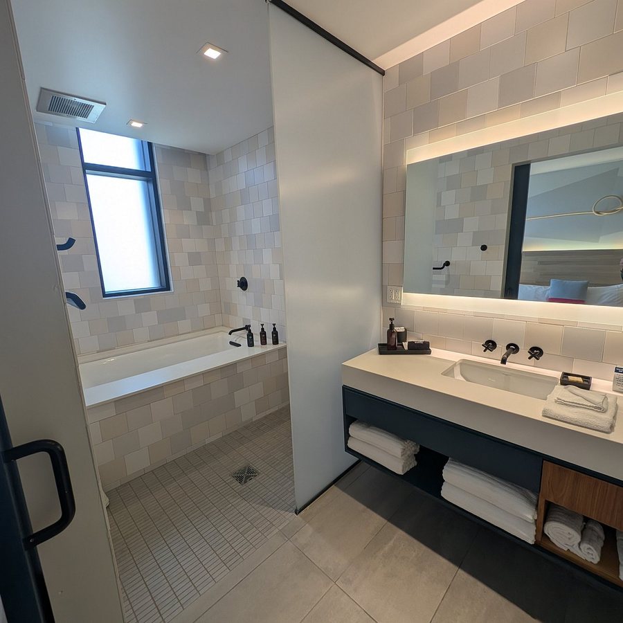 Carlton Hotel — Bathroom