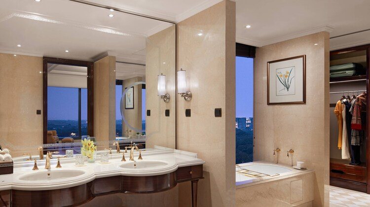 Carlton Hotel — Bathroom