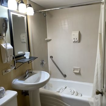 Carlton Inn Midway — Bathroom