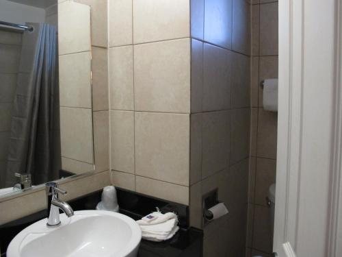 Carlton Motel — Bathroom