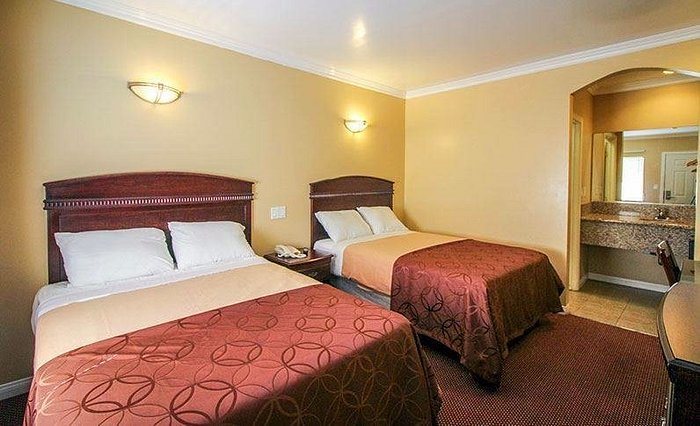 Carlton Motor Lodge Los Angeles California — Guest room
