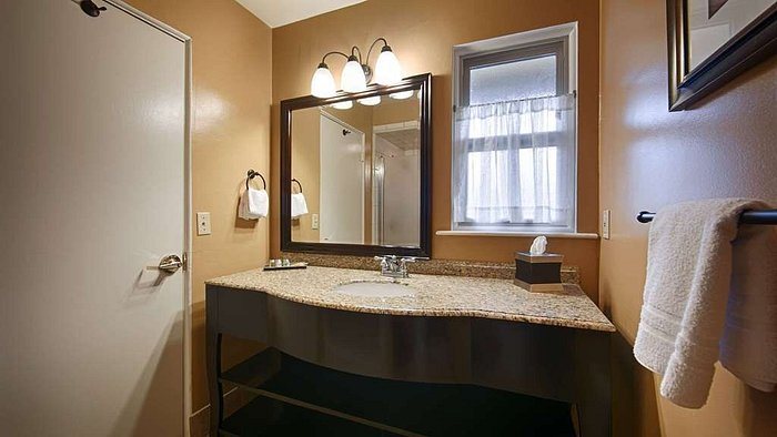 Carmel Country Inn — Bathroom