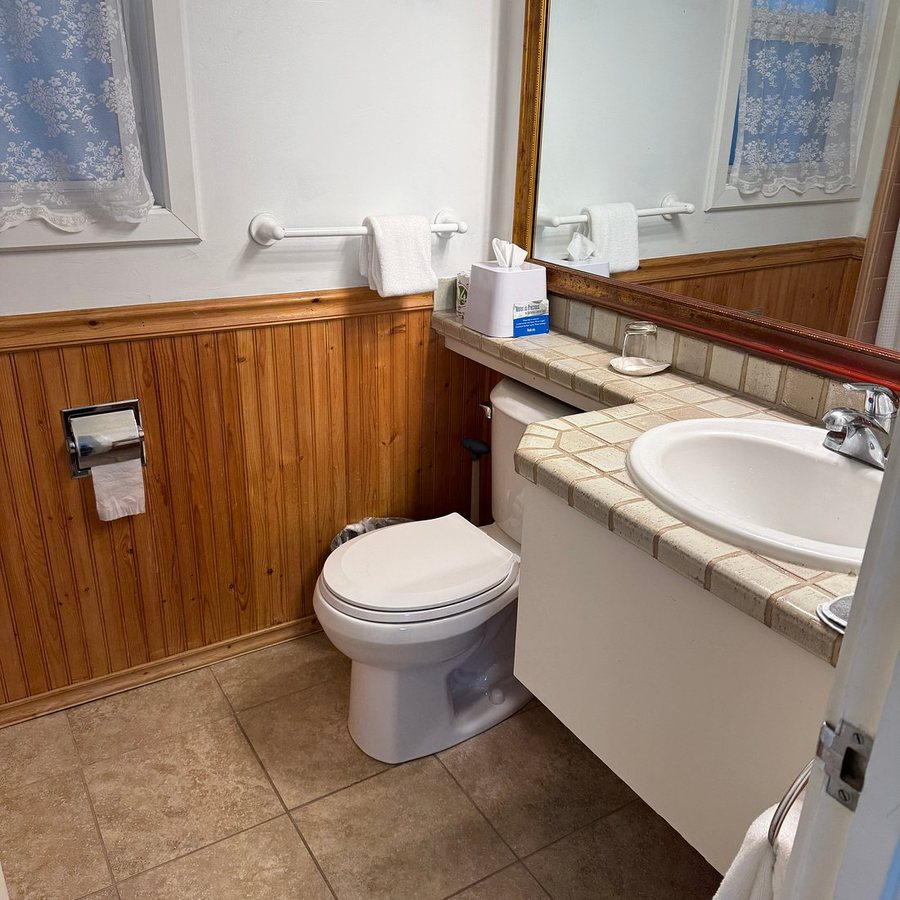Carmel Fireplace Inn — Bathroom