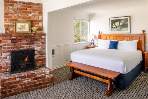 Carmel Fireplace Inn — Guest room
