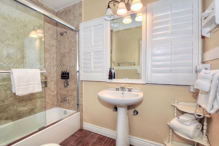 Carmel Green Lantern Inn — Bathroom