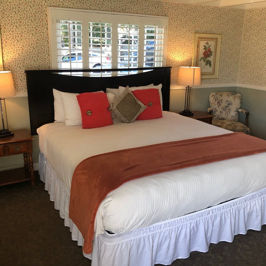 Carmel Green Lantern Inn — Guest room