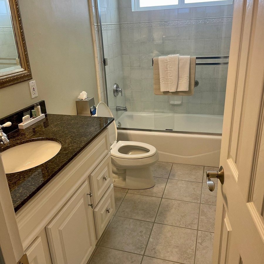 Carmel Inn Suites — Bathroom