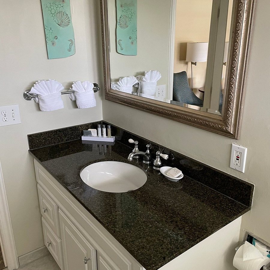 Carmel Mission Inn — Bathroom