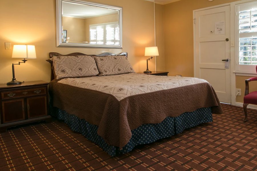 Carmel Wayfarer Inn — Guest room