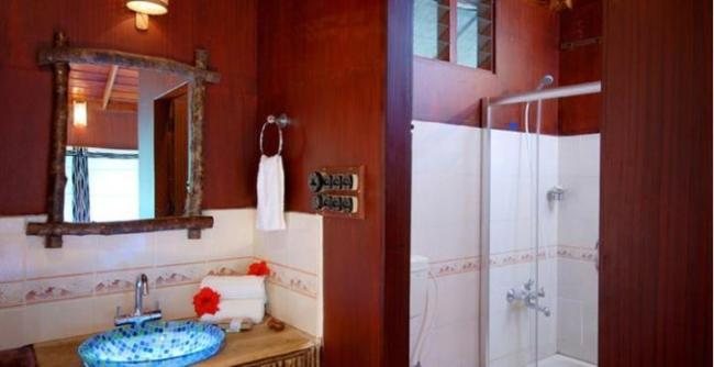 Carmelia Haven Resort Thekkady — Bathroom