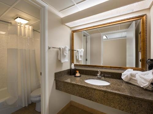 Carolinian Beach Resort — Bathroom