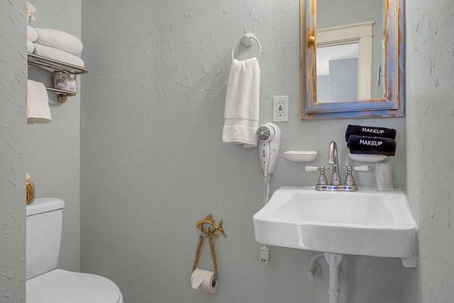 Carolyn Beach Inn Restaurant — Bathroom