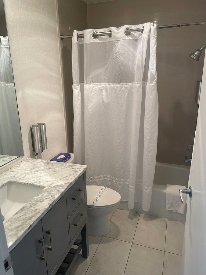 Carousel Beach Inn — Bathroom