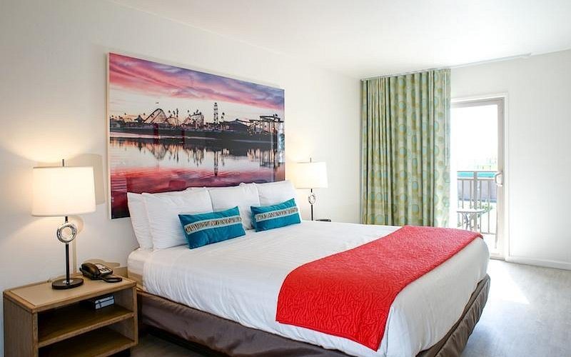 Carousel Beach Inn — Guest room