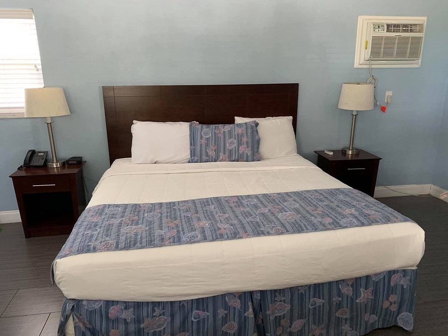 Carousel Inn on the Beach — Guest room