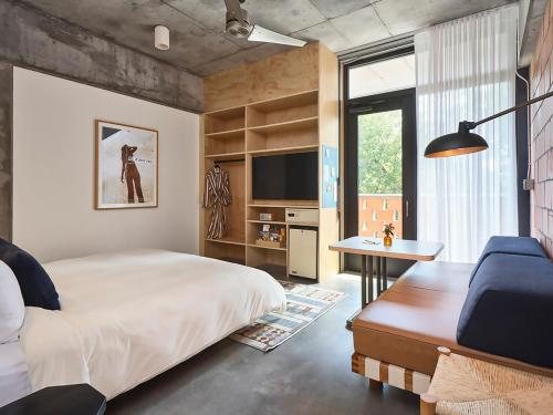 Carpenter Hotel — Guest room