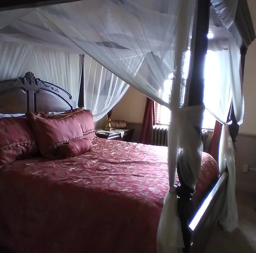 Carr Manor — Guest room