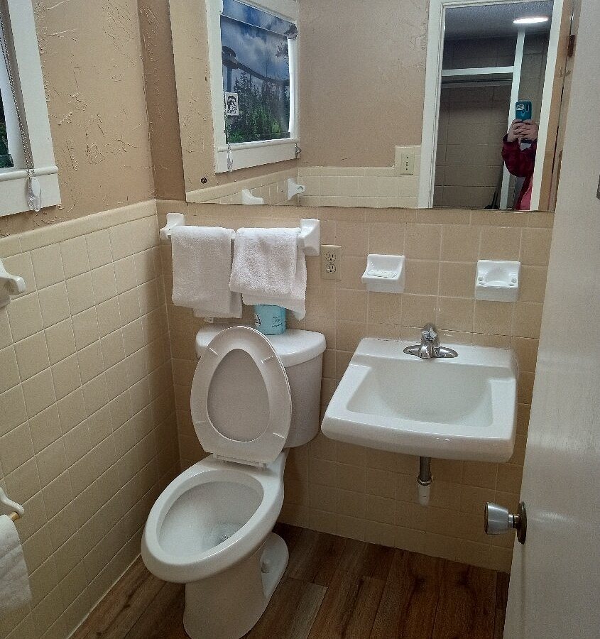 Carr s Northside Cottages Motel Gatlinburg Tennessee — Bathroom