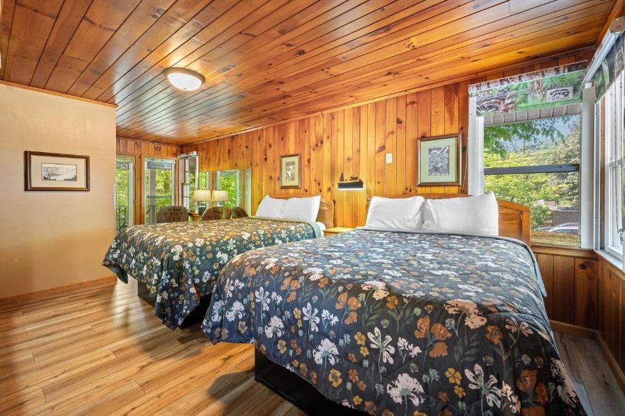 Carr s Northside Cottages Motel Gatlinburg Tennessee — Guest room