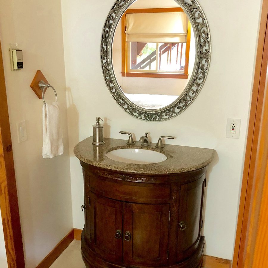 Carriage House Accommodations — Bathroom