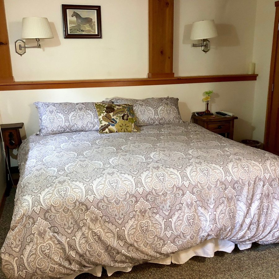 Carriage House Accommodations — Guest room