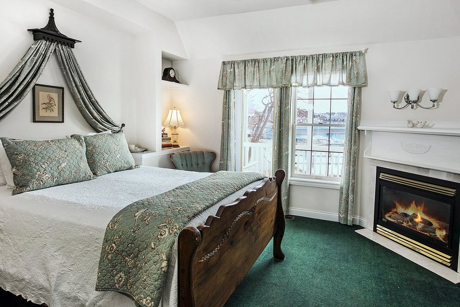 Carriage House at the Harbor — Guest room