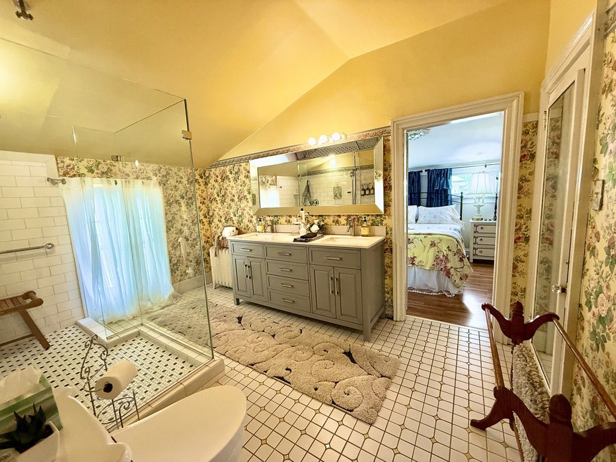 Carriage House Bed and Breakfast — Bathroom