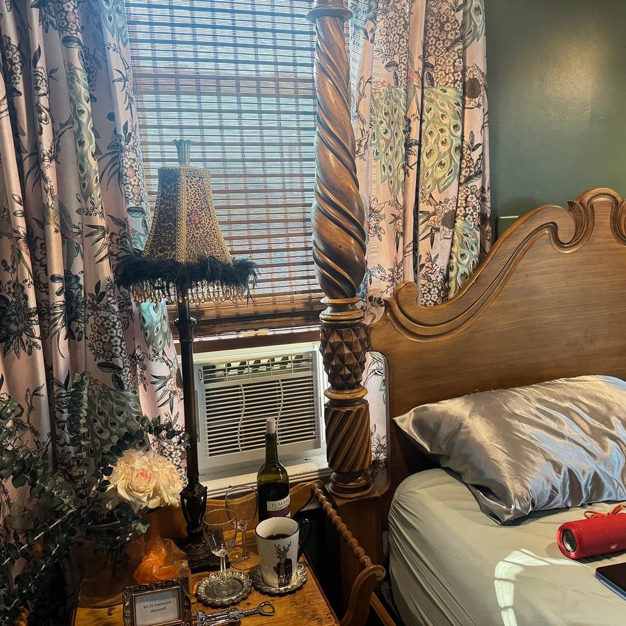 Carriage House Bed and Breakfast — Guest room