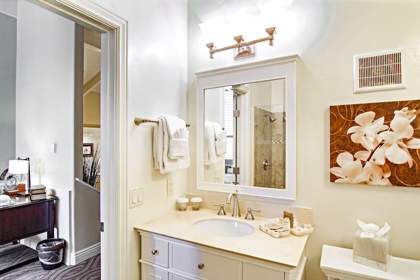 Carriage House Inn — Bathroom